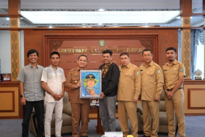 Gubernur Kalimantan Barat (Kalbar), Ria Norsan, membahas penguatan kemitraan strategis antara pemerintah daerah dan media arus utama dalam mendukung transparansi informasi publik saat menerima kunjungan redaksi dan manajemen Pontianak Post di Ruang Kerja Gubernur Kalbar