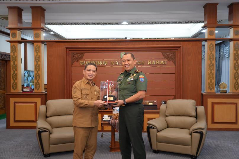 Ria Norsan, menerima Pangdam XII/Tanjungpura Mayjen TNI Jamallulael, untuk membahas keberlanjutan sinergi TNI dan pemerintah daerah dalam menjaga stabilitas keamanan sebagai fondasi pembangunan Kalimantan Barat, di Ruang Kerja Gubernur Kalimantan Barat, Senin (12/1/2026).