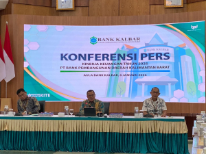 Direktur Bank Kalbar, Rokidi yang menyatakan penurunan TKD justru membuka peluang pembiayaan bagi bank daerah untuk membantu pemerintah kabupaten dan kota dalam menjaga kesinambungan pembangunan.