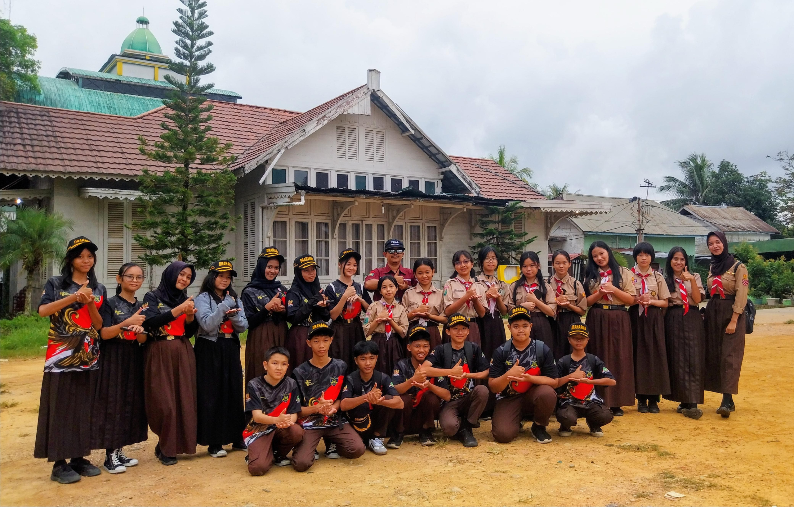 Pramuka SMPN 19 Singkawang Gelar Wisata Sejarah Kota Pusaka Bersama SWBB Disdikbud
