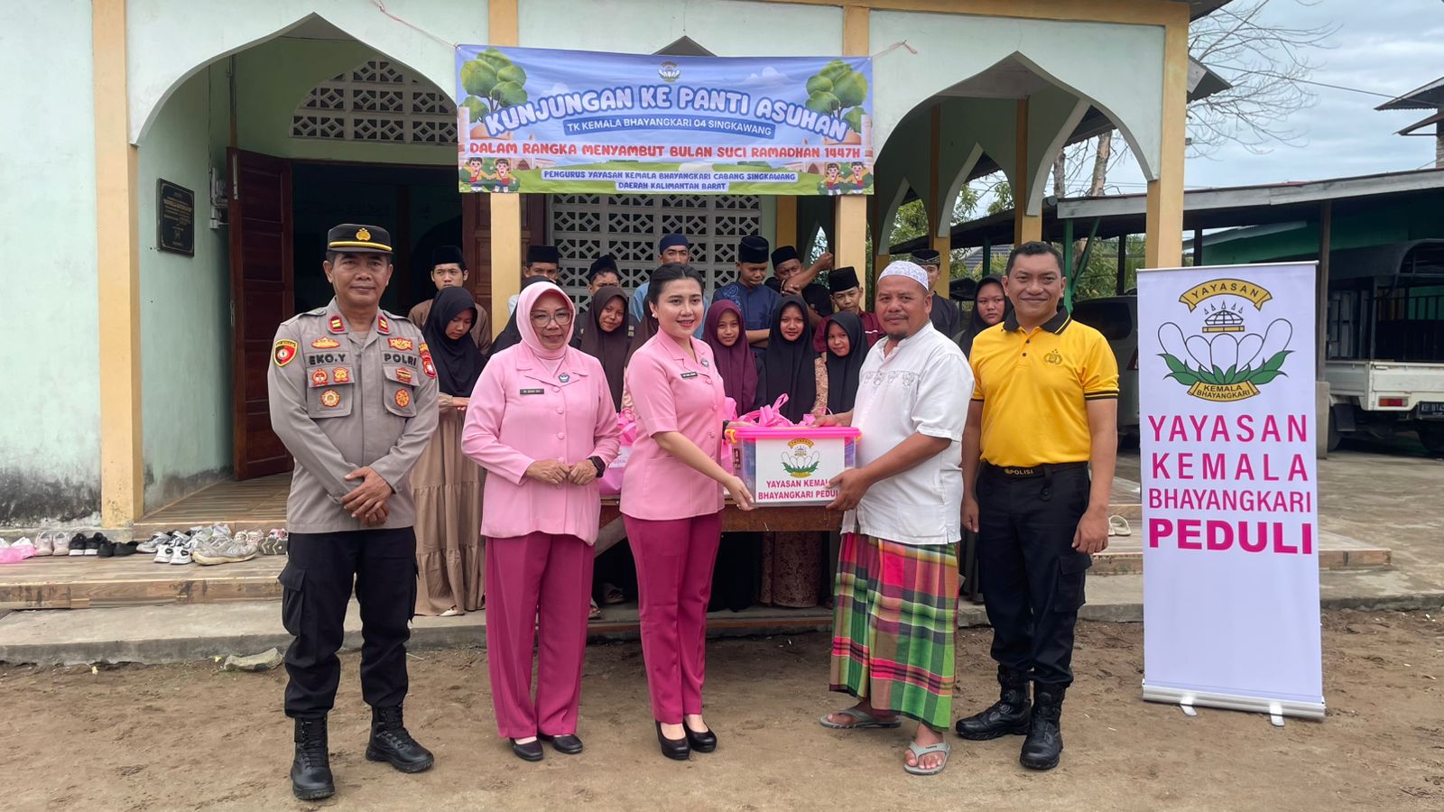Sambut Bulan Suci Ramadhan 1747 H. Yayasan Kemala Bhayangkari Cabang Singkawang Kunjungi Panti Asuhan