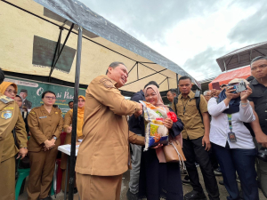 Gubernur Ria Norsan Buka Operasi Pasar Murah di Sintang