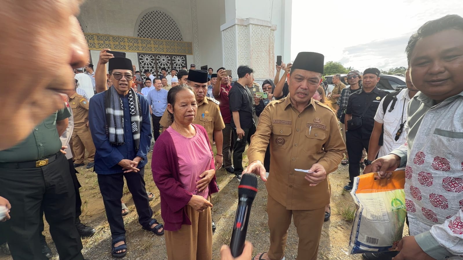 Warga Sekadau Antusias Operasi Pasar Murah, Gubernur Ria Norsan Turunkan Harga