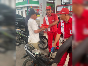 BERKAH RAMADAN, SPBU Sungai Wie dan SPBU Roban Singkawang Bagikan Ratusan Takjil Setiap Hari ke Pelanggan