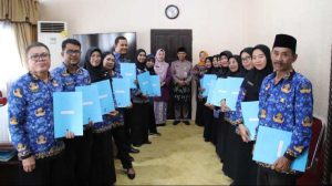 Sekda Mempawah Serahkan SK Perpanjangan Kontrak 14 Guru PPPK