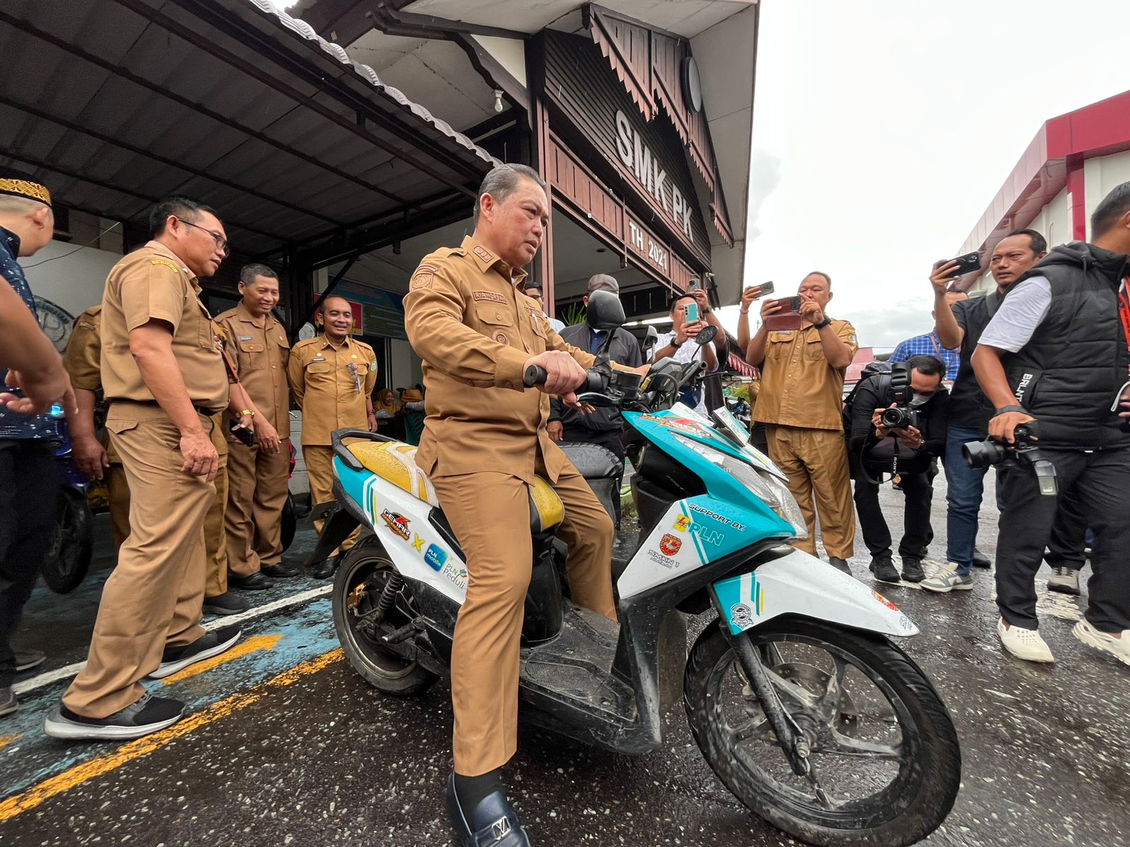 Bikin Bangga, Ria Norsan Uji Mobil Listrik dan Motor Rakitan SMKN 1 Sintang