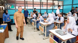 Ria Norsan Berikan Perhatian Penuh Dunia Pendidikan Kalbar, 52 SMA/SMK Direhab