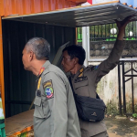 Satpol PP Pontianak Angkut Gerobak PKL yang Ditinggal di Trotoar