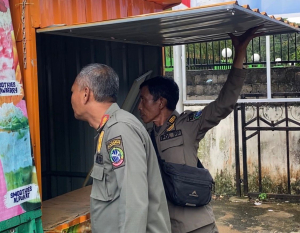 Satpol PP Pontianak Angkut Gerobak PKL yang Ditinggal di Trotoar