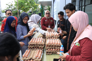 Bazar TP PKK Kalbar, Erlina Norsan Bantu Warga Dapat Kebutuhan Terjangkau