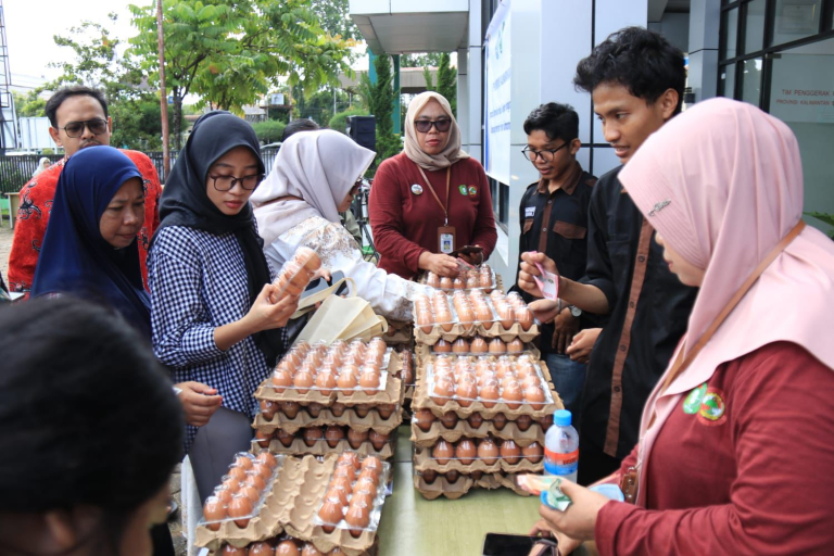 Bazar TP PKK Kalbar, Erlina Norsan Bantu Warga Dapat Kebutuhan Terjangkau