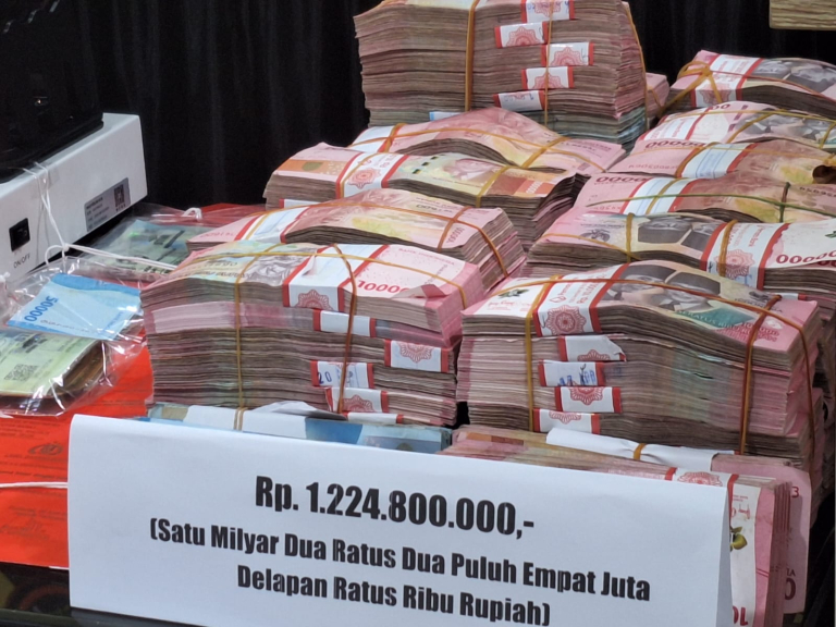 Kasus Emas Ilegal di Kalbar, Polisi Sita Uang Rp1,2 Miliar dari WNA asal China