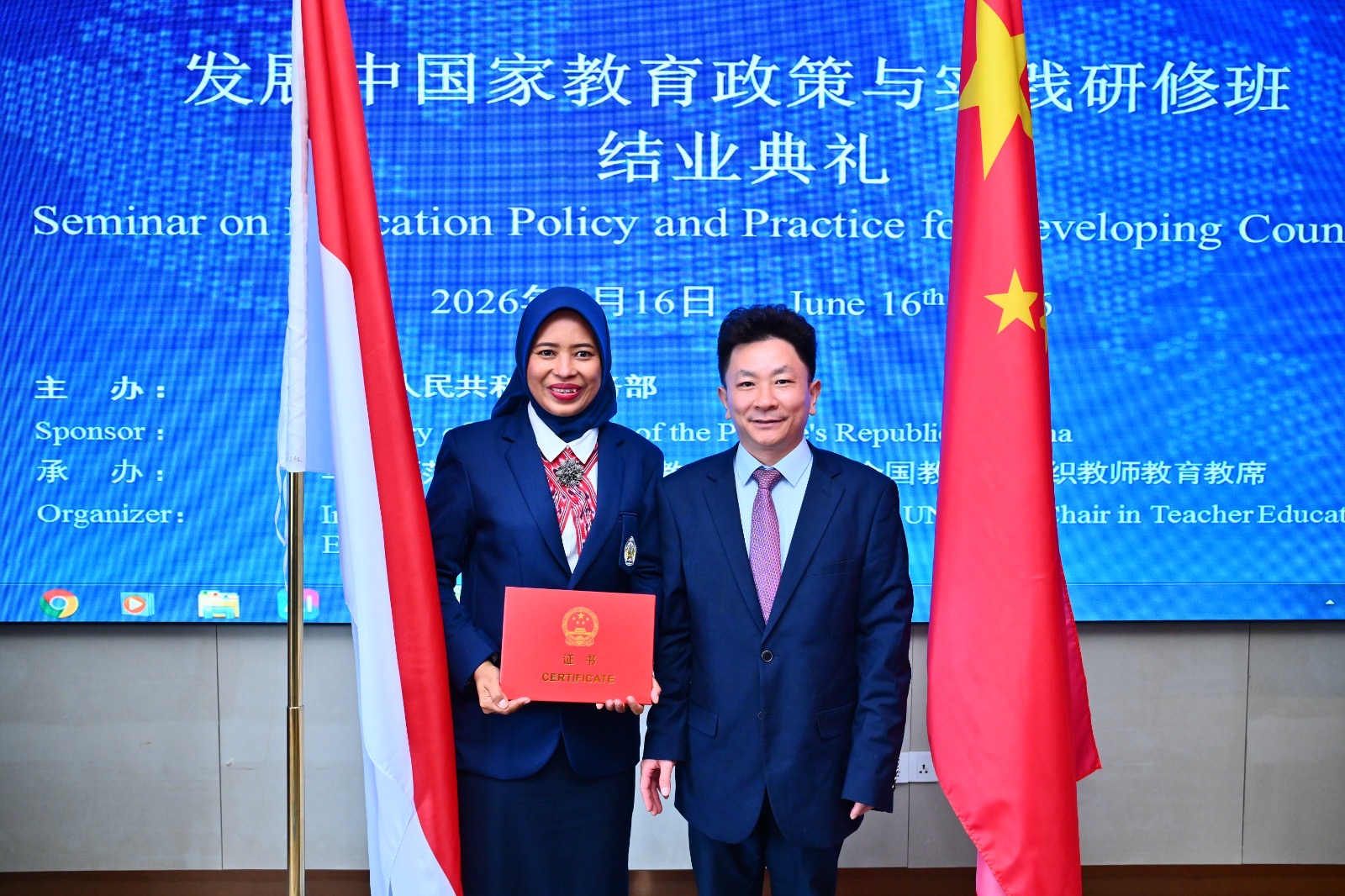 Direktur Pascasarjana UNTAN Wakili Indonesia Sampaikan Pidato pada Penutupan Seminar Internasional di Shanghai