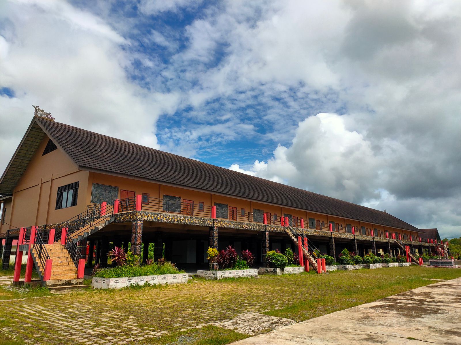 Kunjungi Rumah Betang Saham, Disdikbud Kalbar Tekankan Pentingnya Penguatan Budaya Lokal di Sekolah