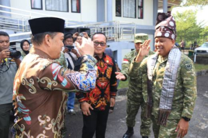 Gubernur Kalimantan Barat (Kalbar), Ria Norsan, saat menyambut kunjungan kerja Wakil Kepala Staf Angkatan Darat (Wakasad), Letjen TNI Muhammad Saleh Mustafa