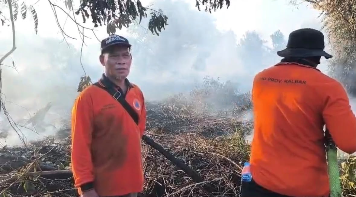 BPBD Kalbar Kerahkan Operasi Darat dan Udara, Pastikan Karhutla di Rasau Jaya Tak Merambah Permukiman