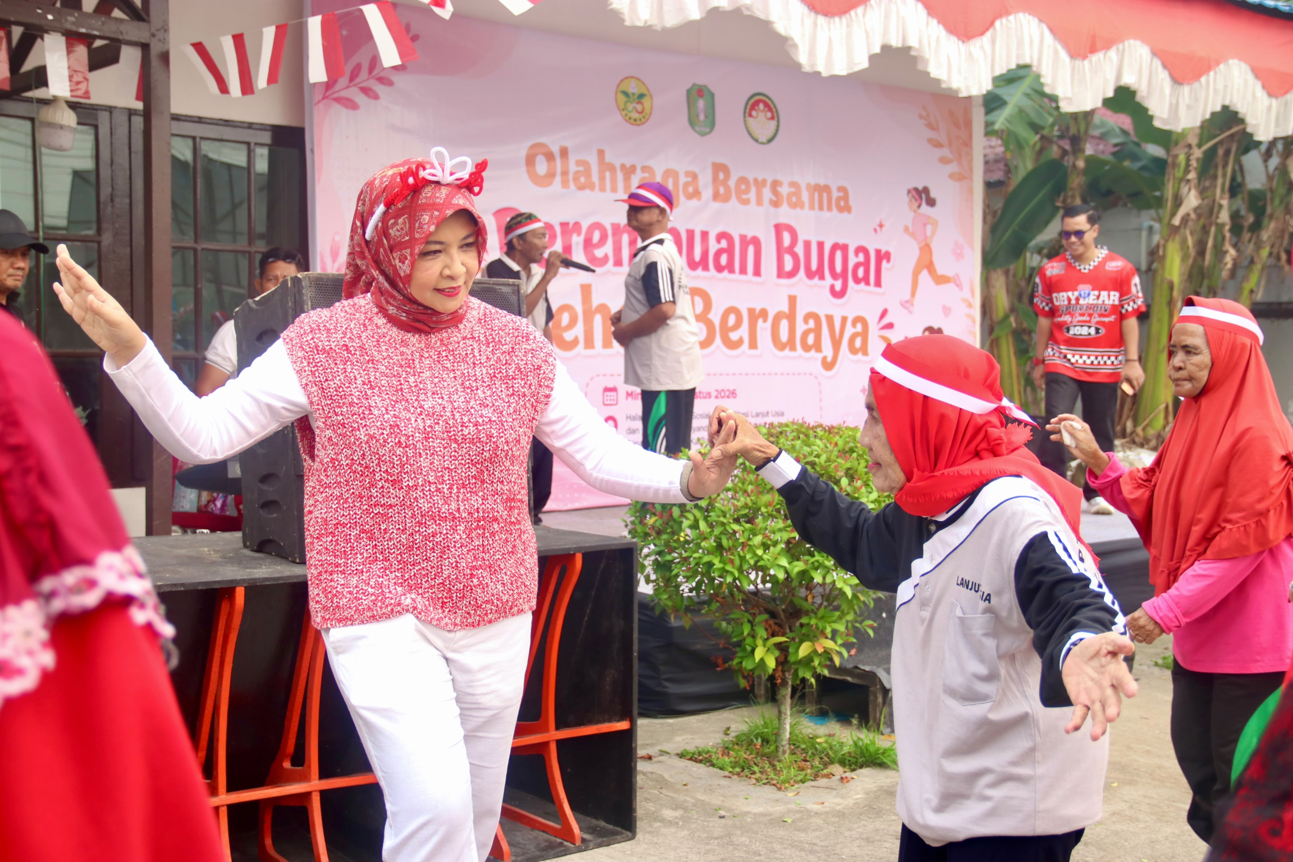 HUT ke-81 RI, DWP dan PERWOSI Kalbar Bangun Semangat Sehat Bersama Lansia