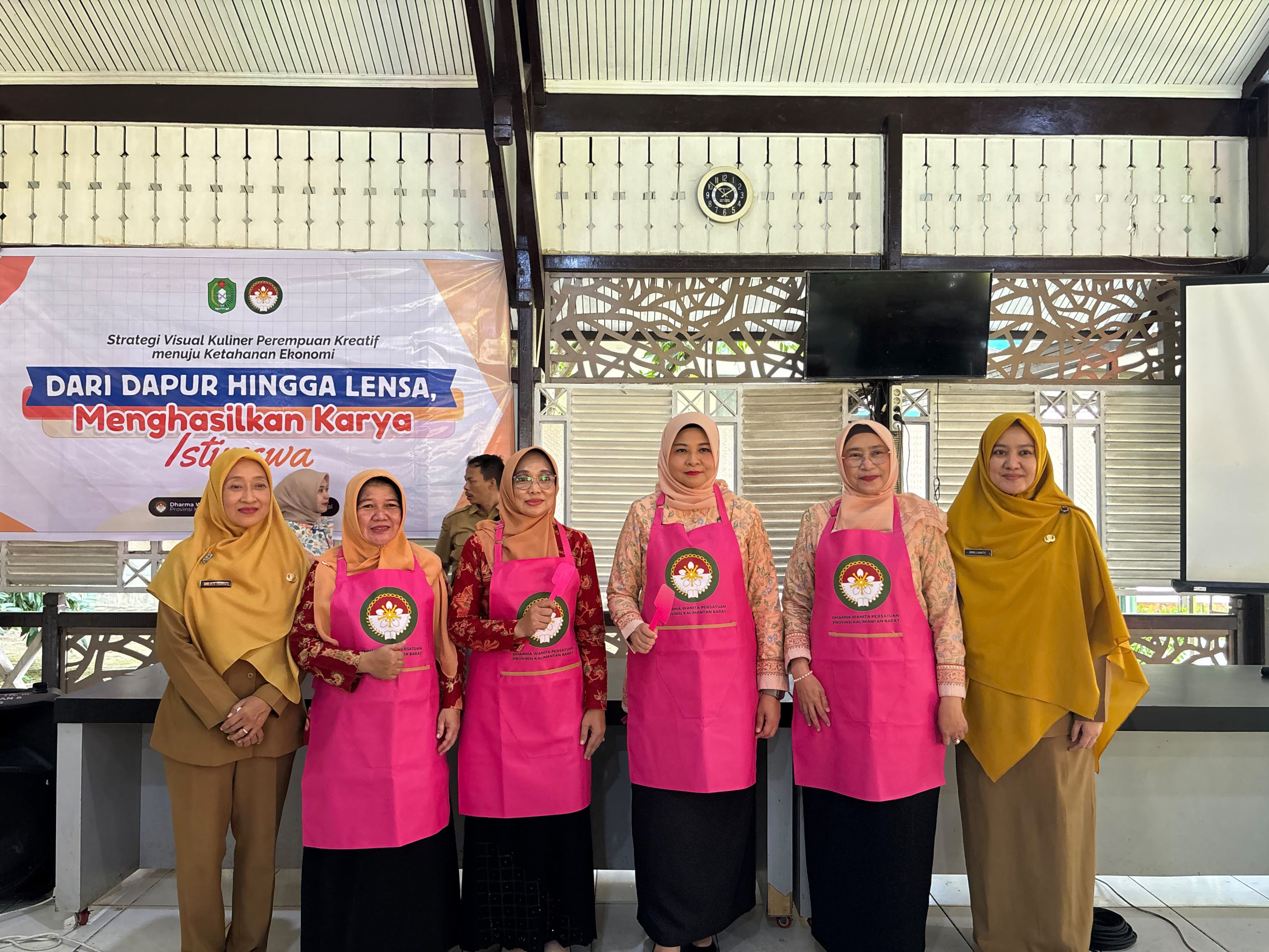 Kolaborasi Kesbangpol dan DWP Kalbar Perkuat Literasi Digital Perempuan Lewat Pelatihan Kuliner Kreatif