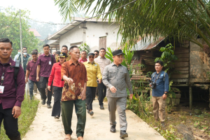 GUBERNUR RIA NORSAN PULANG KAMPUNG KE DESA ENGKANGIN LANDAK, KENANG MASA REMAJA DAN JANJI PERBAIKAN INFRASTRUKTUR
