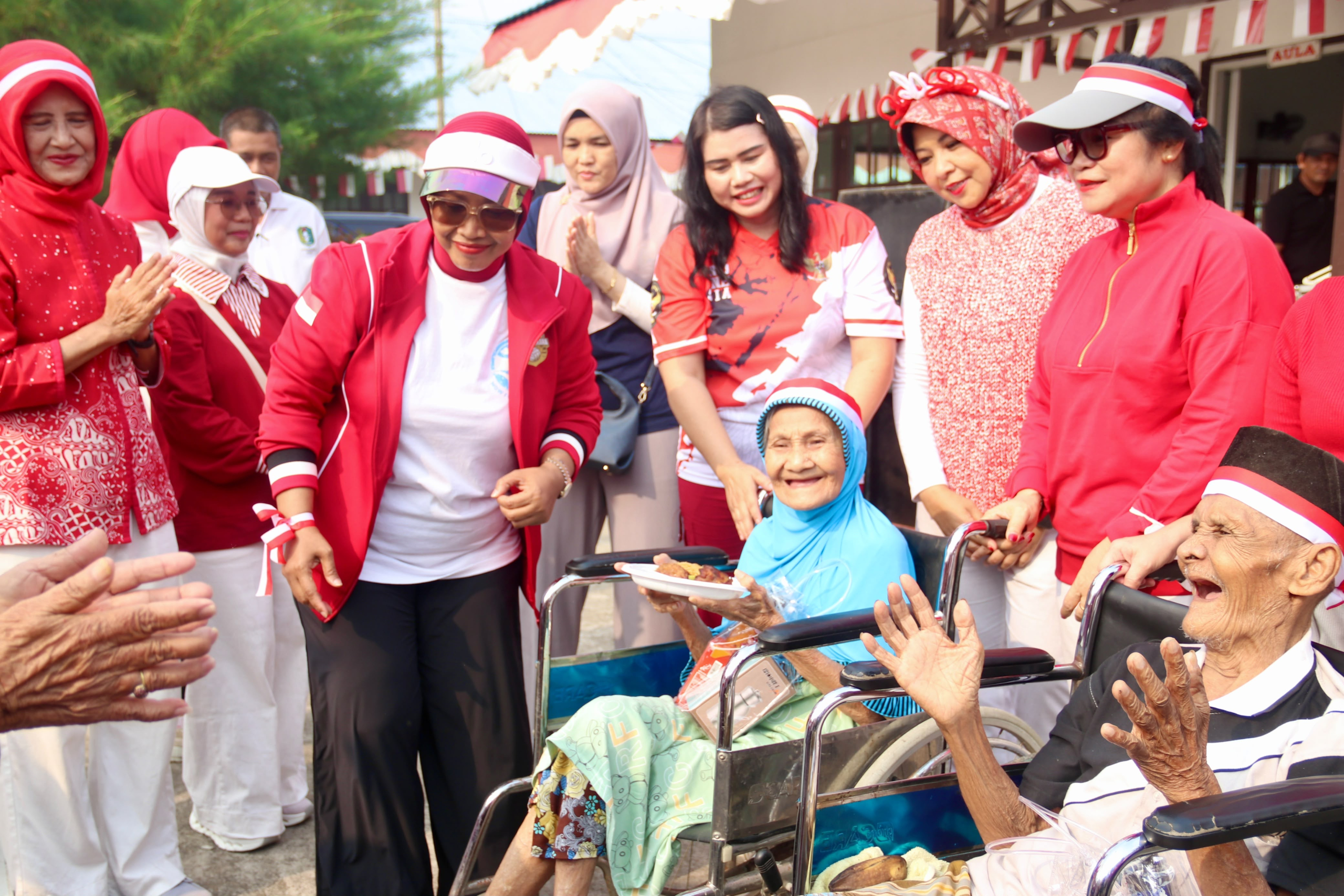 Olahraga Bersama Lansia, Ketua TP PKK Kalbar Tegaskan Pentingnya Kesehatan dan Kepedulian Sosial