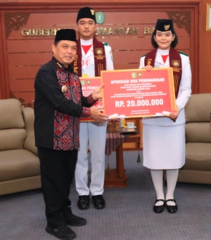 Dua pelajar asal Kalbar yang terpilih sebagai Paskibraka Nasional 2026 mendapat apresiasi langsung dari Gubernur Kalimantan Barat, Drs. H. Ria Norsan