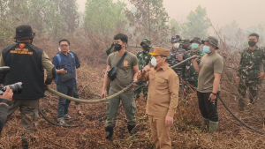 Gubernur Norsan Tinjau Karhutla Kubu Raya dan Bawa Bantuan Air Bersih