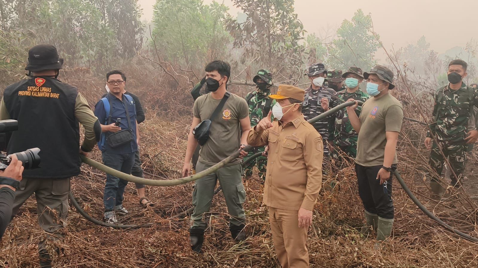 Gubernur Norsan Tinjau Karhutla Kubu Raya dan Bawa Bantuan Air Bersih