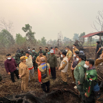 Gubernur Norsan Salurkan Ribuan Masker dan Bantuan Medis untuk Pemadam Karhutla