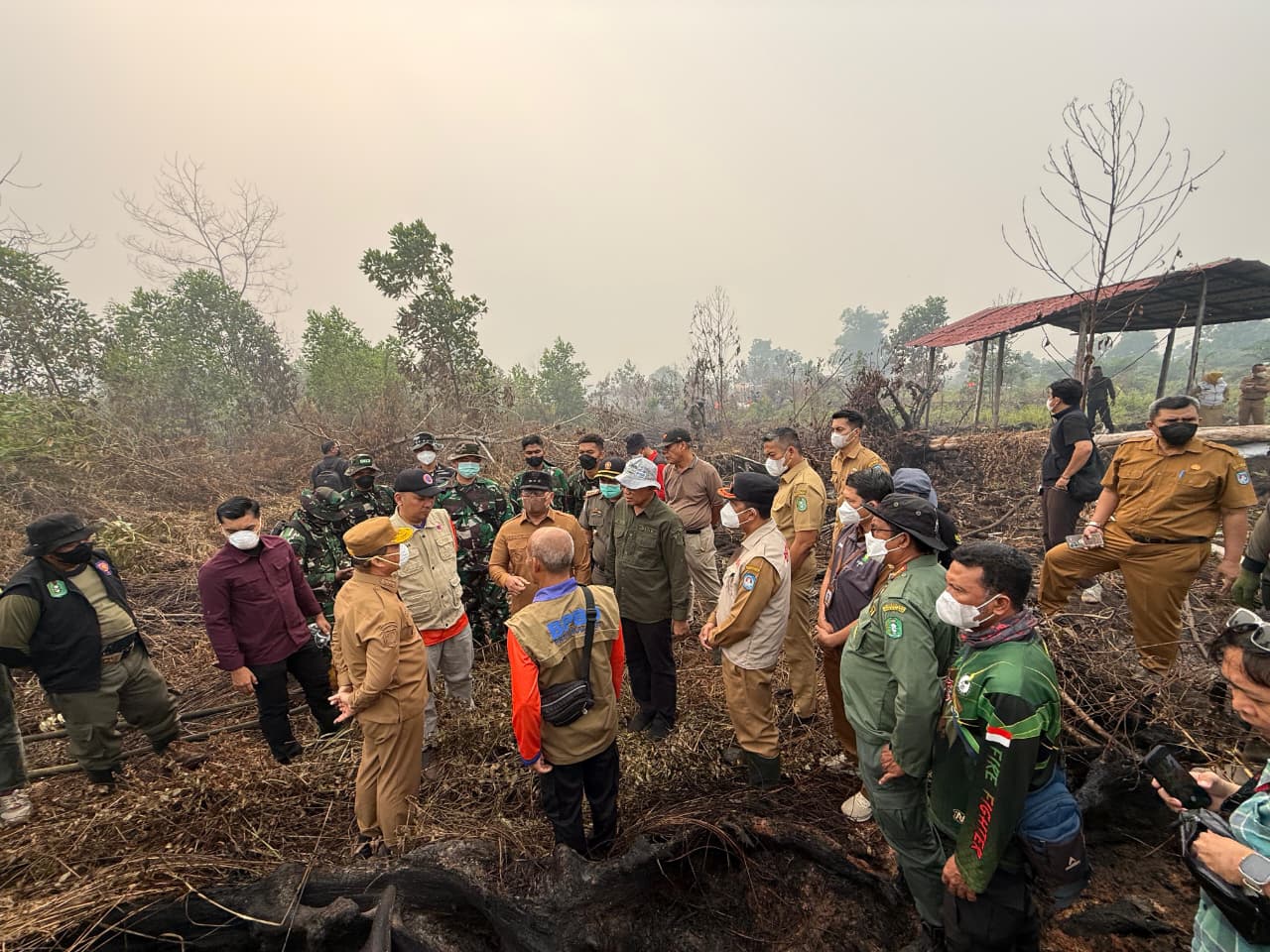 Gubernur Norsan Salurkan Ribuan Masker dan Bantuan Medis untuk Pemadam Karhutla