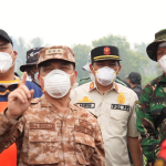 Turun Padamkan Karhutla, Gubernur Norsan Beri Masker dan Makanan hingga Vitamin untuk Petugas Pemadam