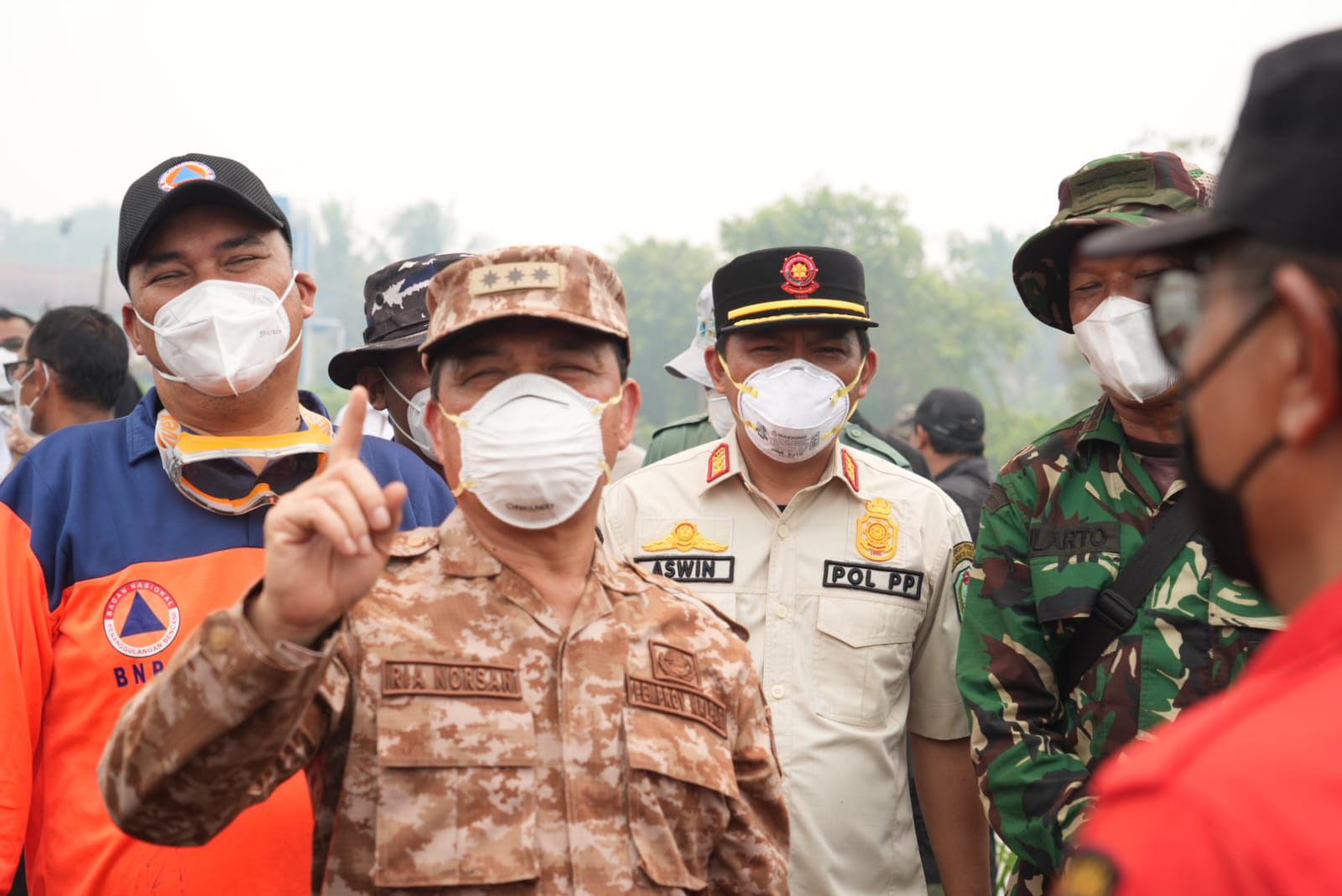 Turun Padamkan Karhutla, Gubernur Norsan Beri Masker dan Makanan hingga Vitamin untuk Petugas Pemadam
