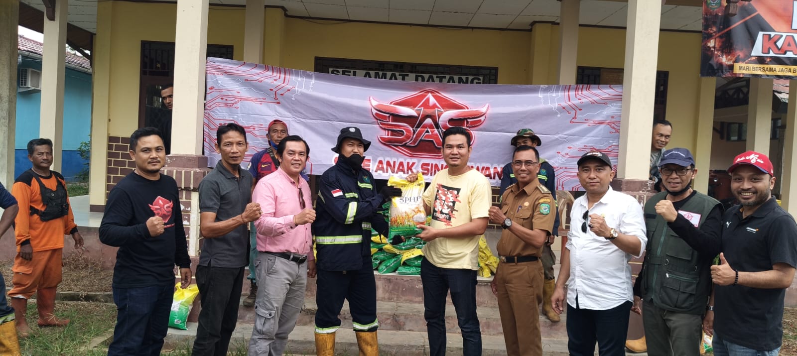SAS, Instansi Pemerintah & DPRD Kompak Berikan Bantuan Sembako ke Masyarakat Peduli Api di Singkawang