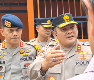 Kapolda Kalbar Cek Langsung Krisis Air Bersih di Pontianak, Warga Antre Bawa Galon