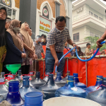 Pemprov Kalbar Distribusikan Air Bersih ke Warga Terdampak Kemarau di Jalan Kom Yos Sudarso