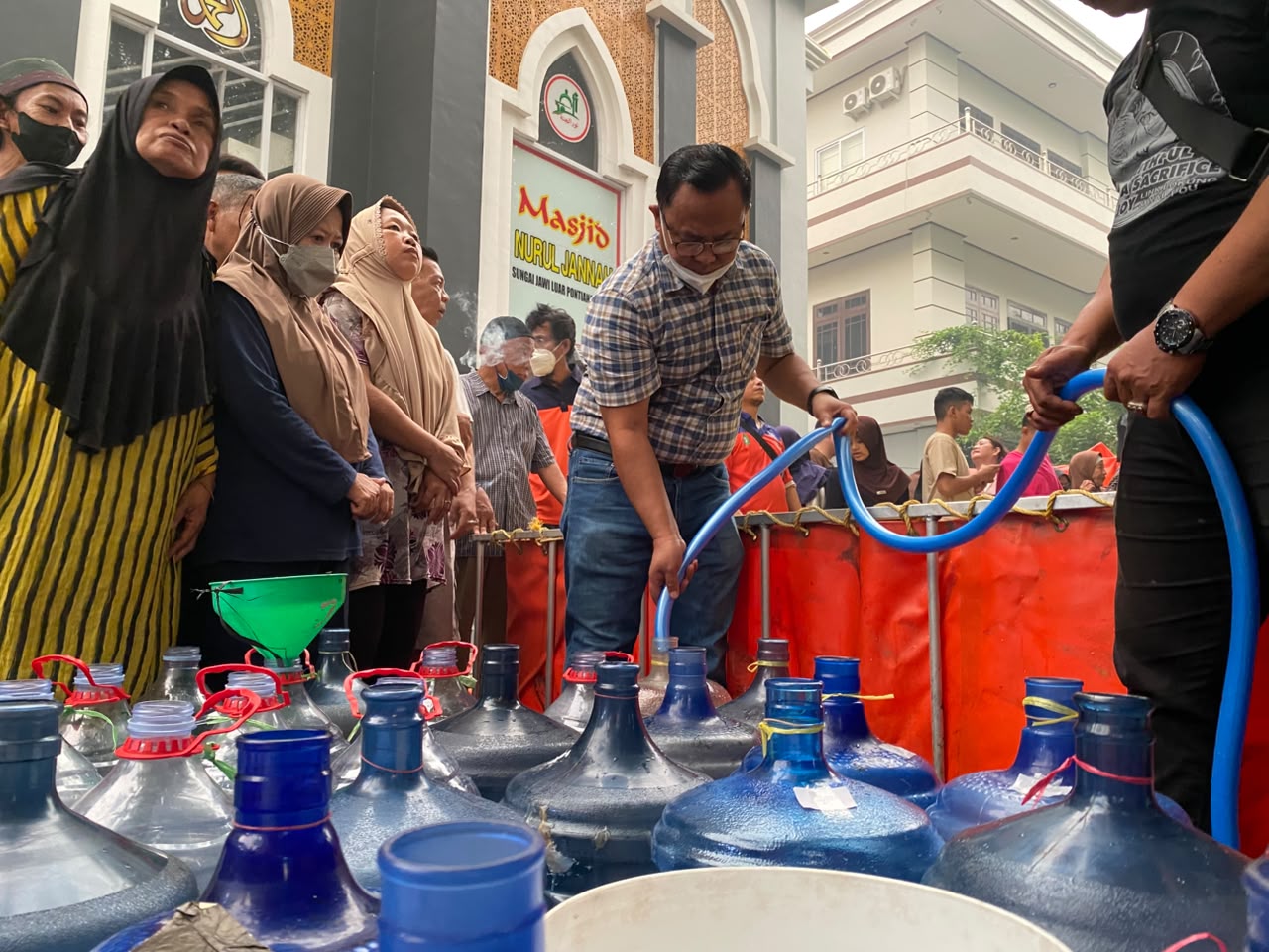 Pemprov Kalbar Distribusikan Air Bersih ke Warga Terdampak Kemarau di Jalan Kom Yos Sudarso