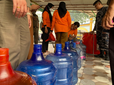 Pemprov Kalbar Salurkan 8.000 Liter Air Bersih ke Warga Pasar Kemuning