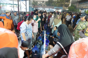 Warga Sungai Rengas Minta Air Bersih, Gubernur Norsan Respon Cepat Kirim Bantuan
