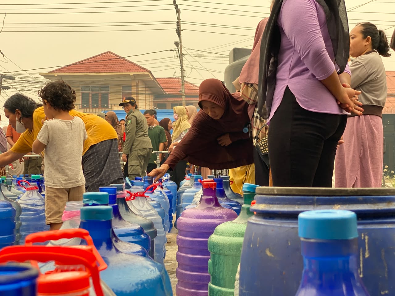 Warga Butuh Air Bersih, Pemprov Kalbar Distribusikan 32 Ribu Liter di Empat Titik