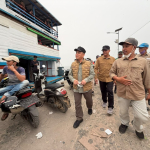 GUBERNUR RIA NORSAN BERTOLAK KE KAYONG UTARA, PANTAU PENANGANAN KARHUTLA BUKIT PERAMAS