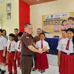 Serahkan 277 Kartu Identitas Anak ke Siswa, Kajari Singkawang: Kami Hadir di Antara Masyarakat