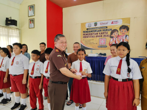 Serahkan 277 Kartu Identitas Anak ke Siswa, Kajari Singkawang: Kami Hadir di Antara Masyarakat