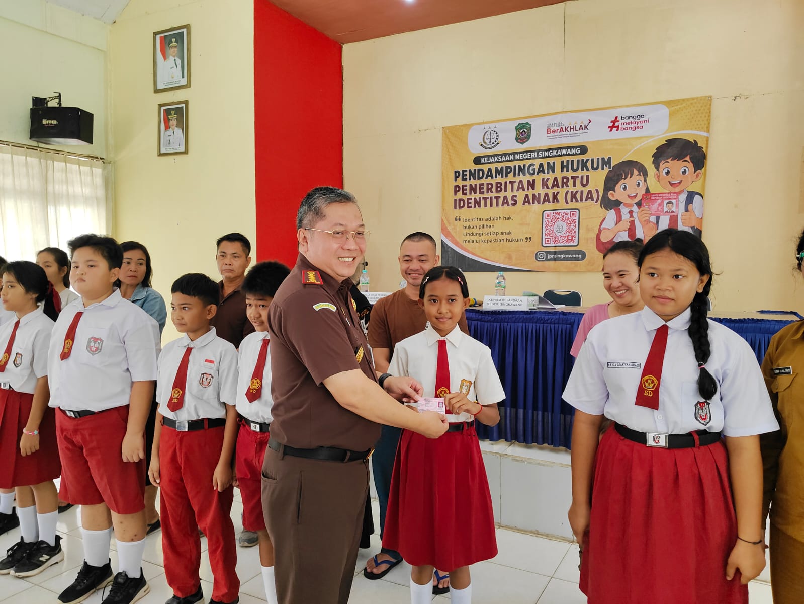 Serahkan 277 Kartu Identitas Anak ke Siswa, Kajari Singkawang: Kami Hadir di Antara Masyarakat